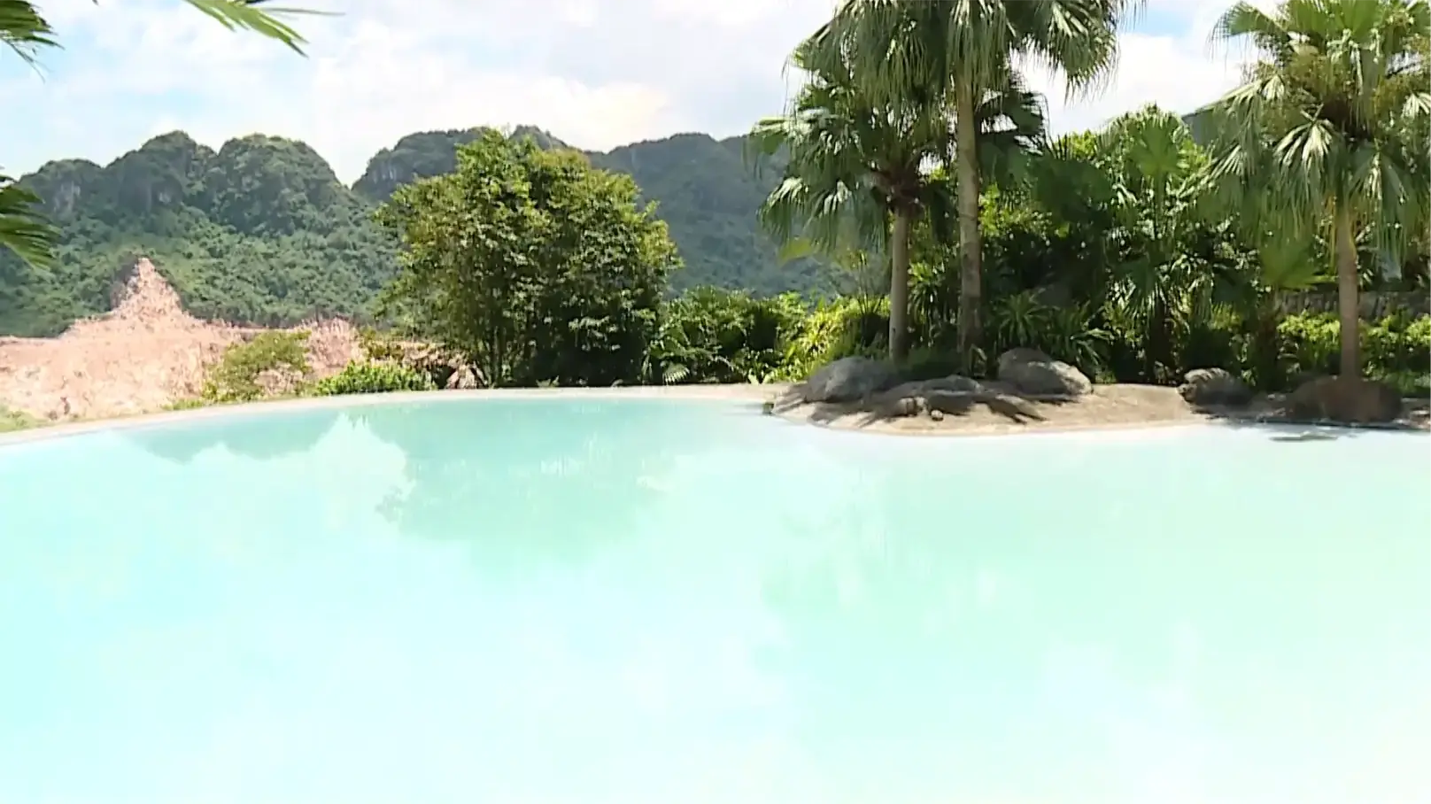  Tạo sự khác biệt của nhà vườn với hồ bơi trên núi | Vườn đô thị | 17/08/2025